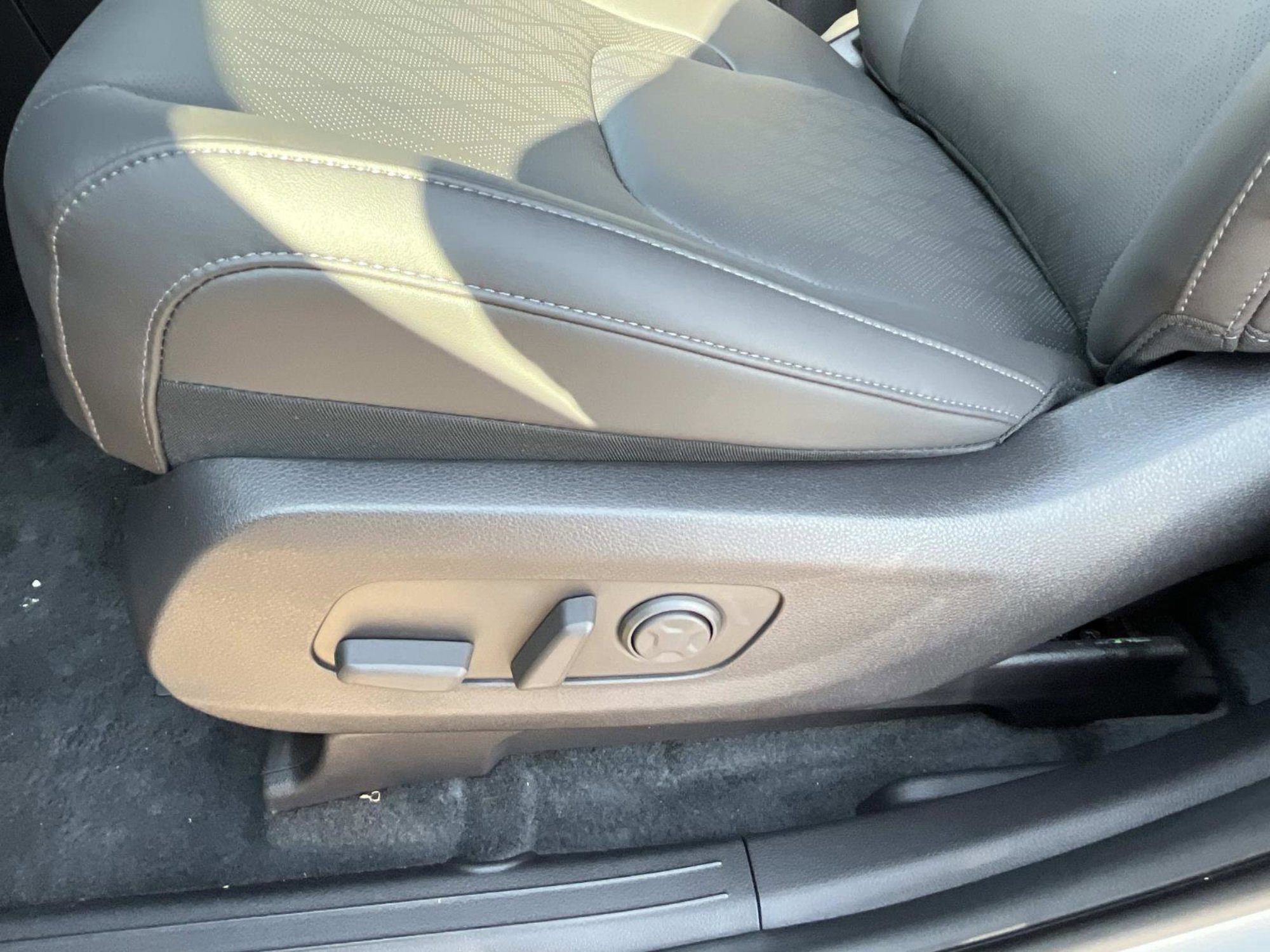 New 2026 Ivory Silver Kia EX image 21