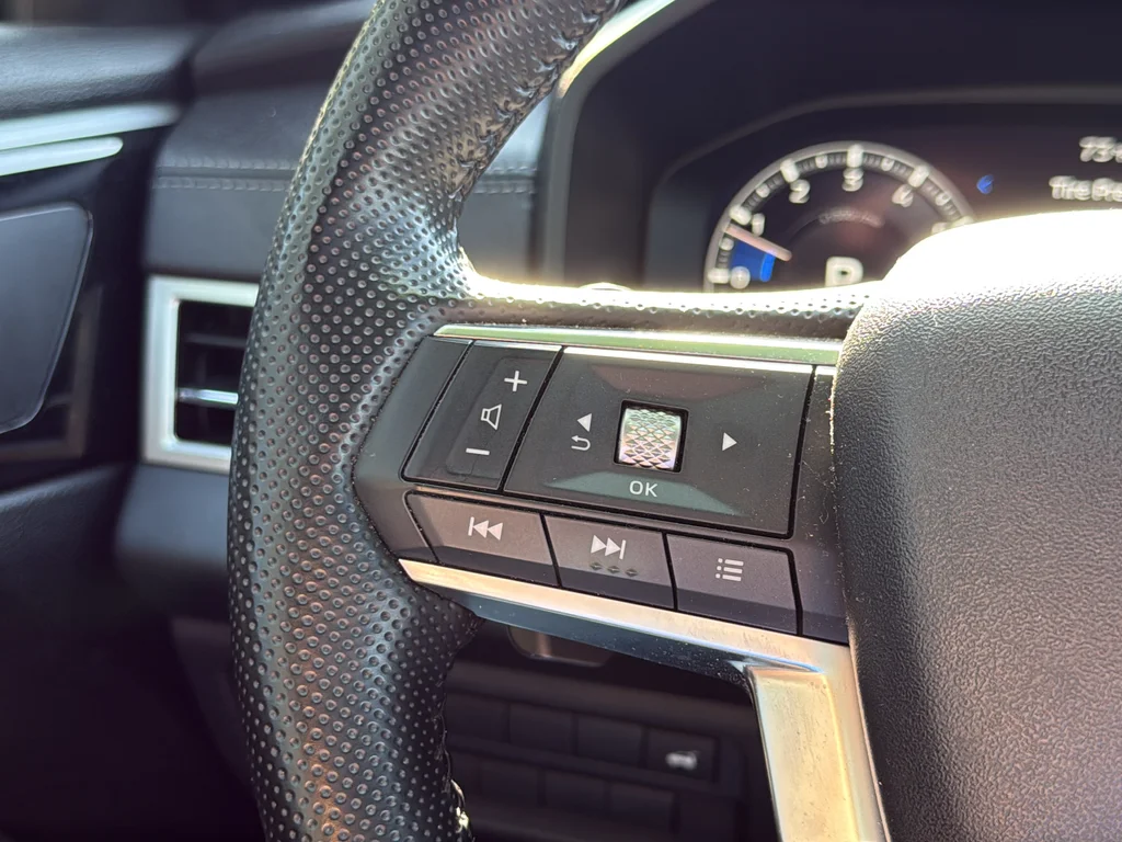 Used 2024  Mitsubishi SE Black Edition image 16