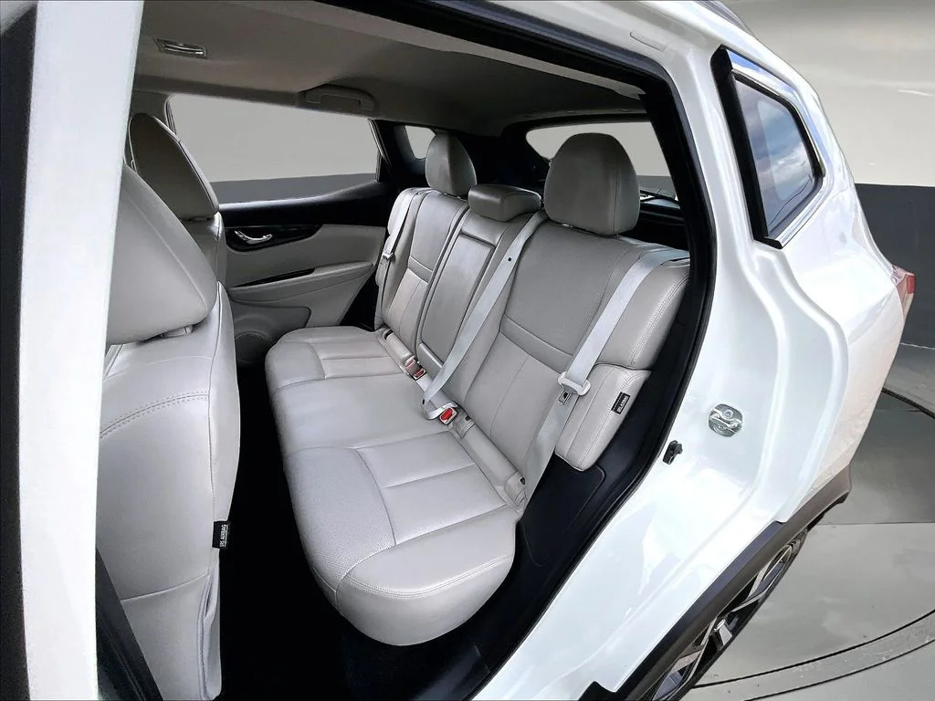 Used 2022 White Nissan SL image 25