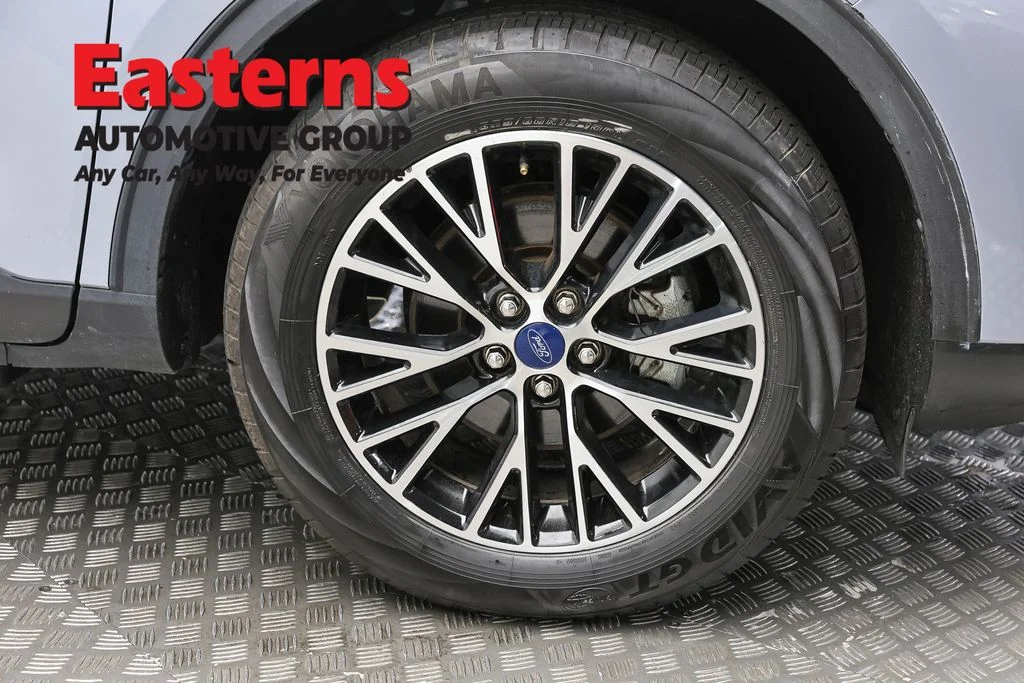 Used 2022 Blue Ford SE image 32