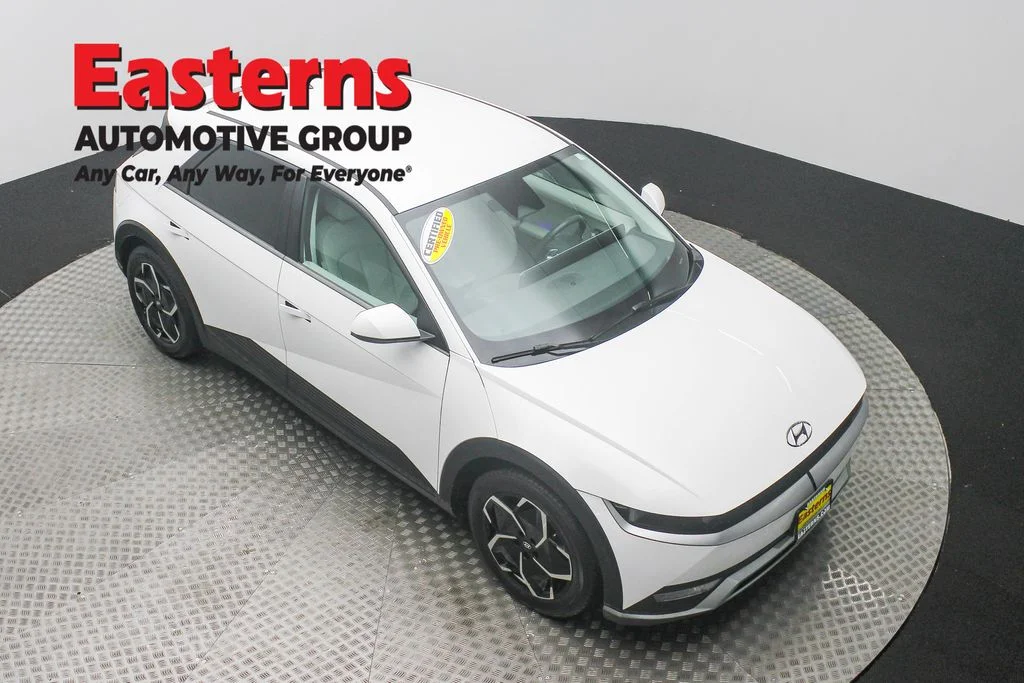 Used 2023 White Hyundai SEL image 3