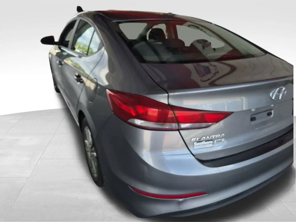 Used 2018 Gray Hyundai SE image 2