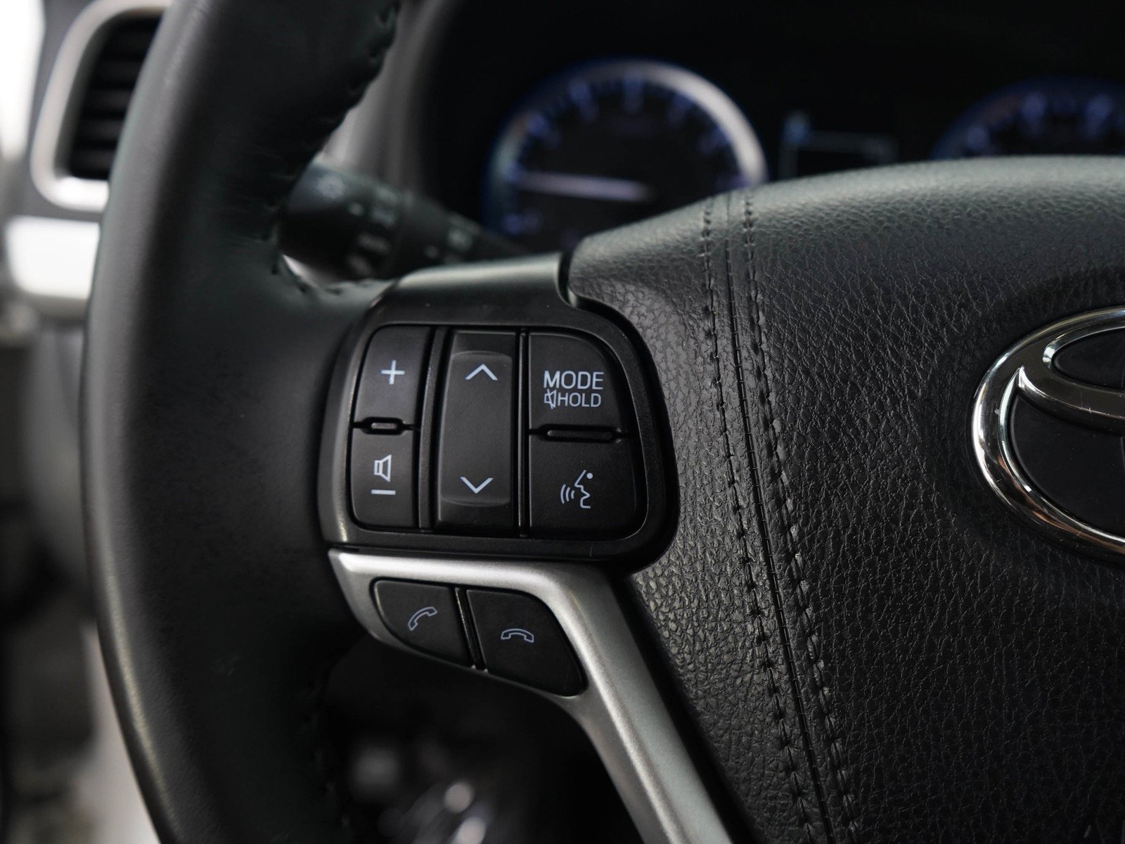 Used 2019 Blizzard Pearl Toyota XLE V6 AWD image 27