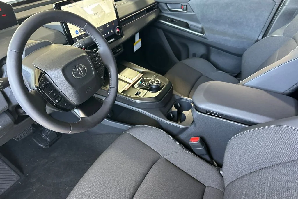 New 2026 Wind Chill Pearl <sup>1</sup> Toyota  SE image 10