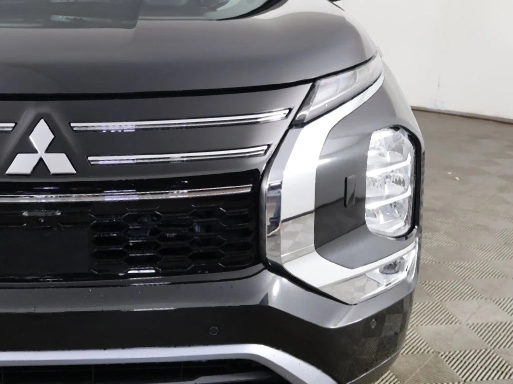 New 2026 Black Mitsubishi SE image 15