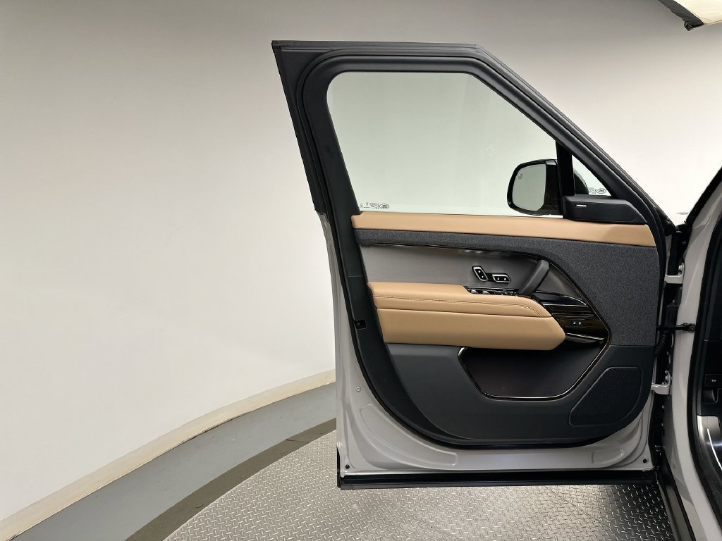 New 2027 Borasco Grey Metallic Land Rover SE image 9