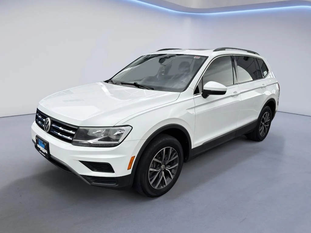 Used 2020 White Volkswagen SE image 1