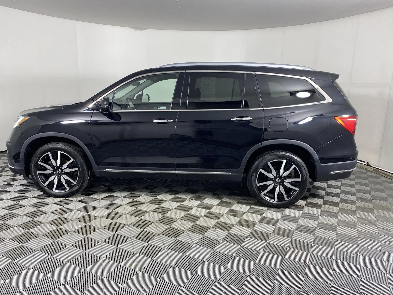 Used 2022 Crystal Black Pearl Honda Touring w/Rear Captain's Chairs image 4