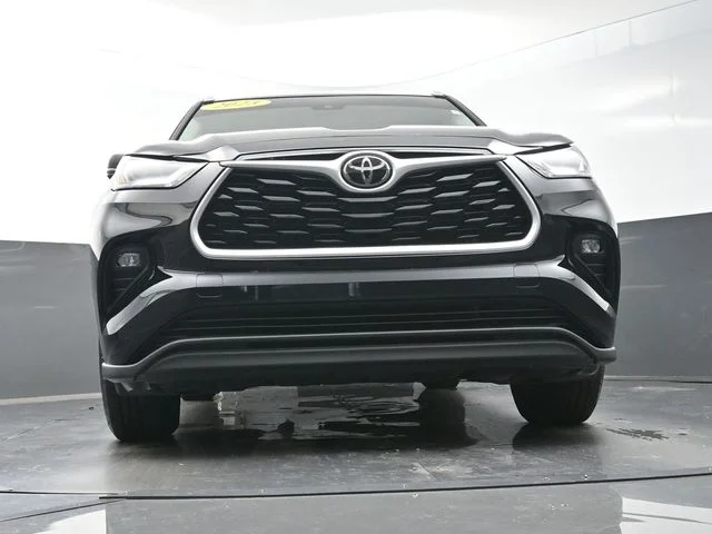 Used 2023 Black Toyota XLE image 34