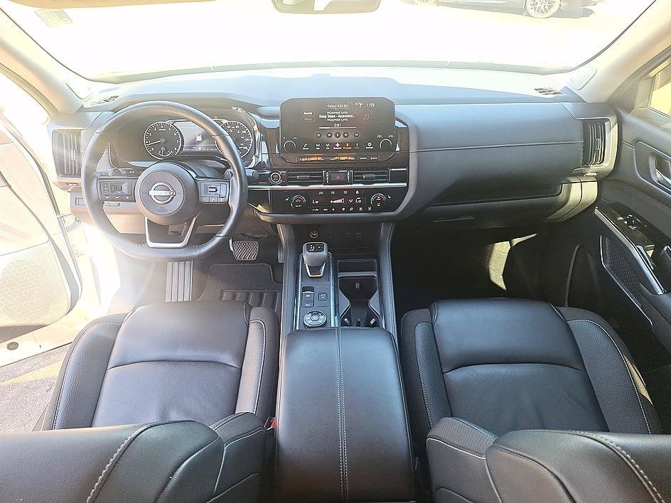 Used 2024 Pearl White Tricoat/Super Black Nissan SL image 19