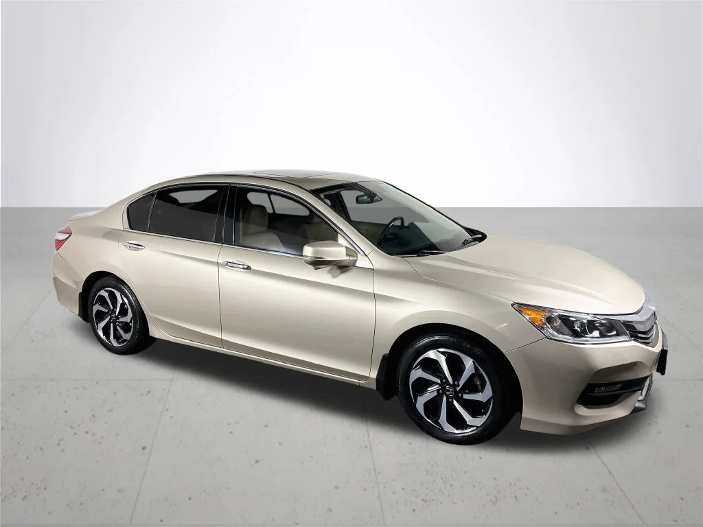 Used 2017 Champagne Frost Pearl Honda EX-L image 4