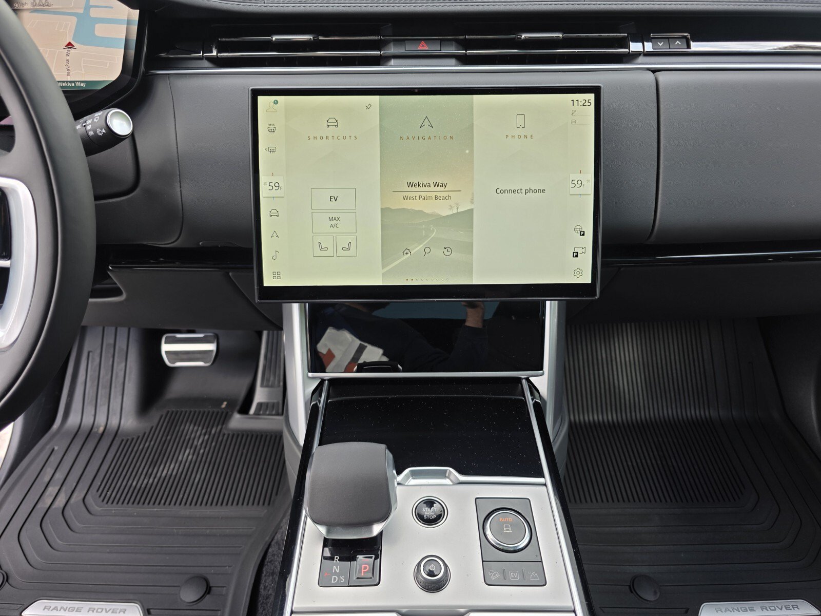 New 2027 Santorini Black Land Rover P550e SE image 17