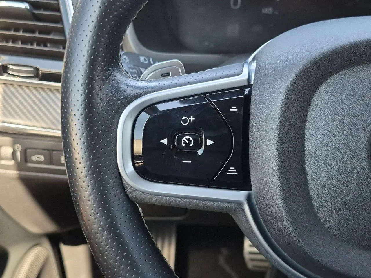 Used 2019 Onyx Black Volvo T8 R-Design image 14