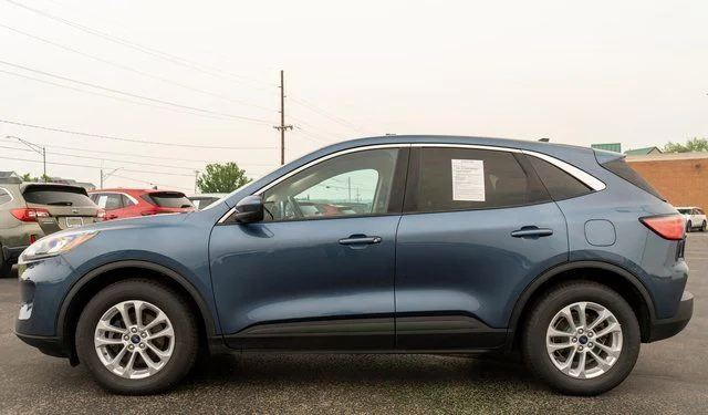 Used 2020 Blue Ford SE image 9