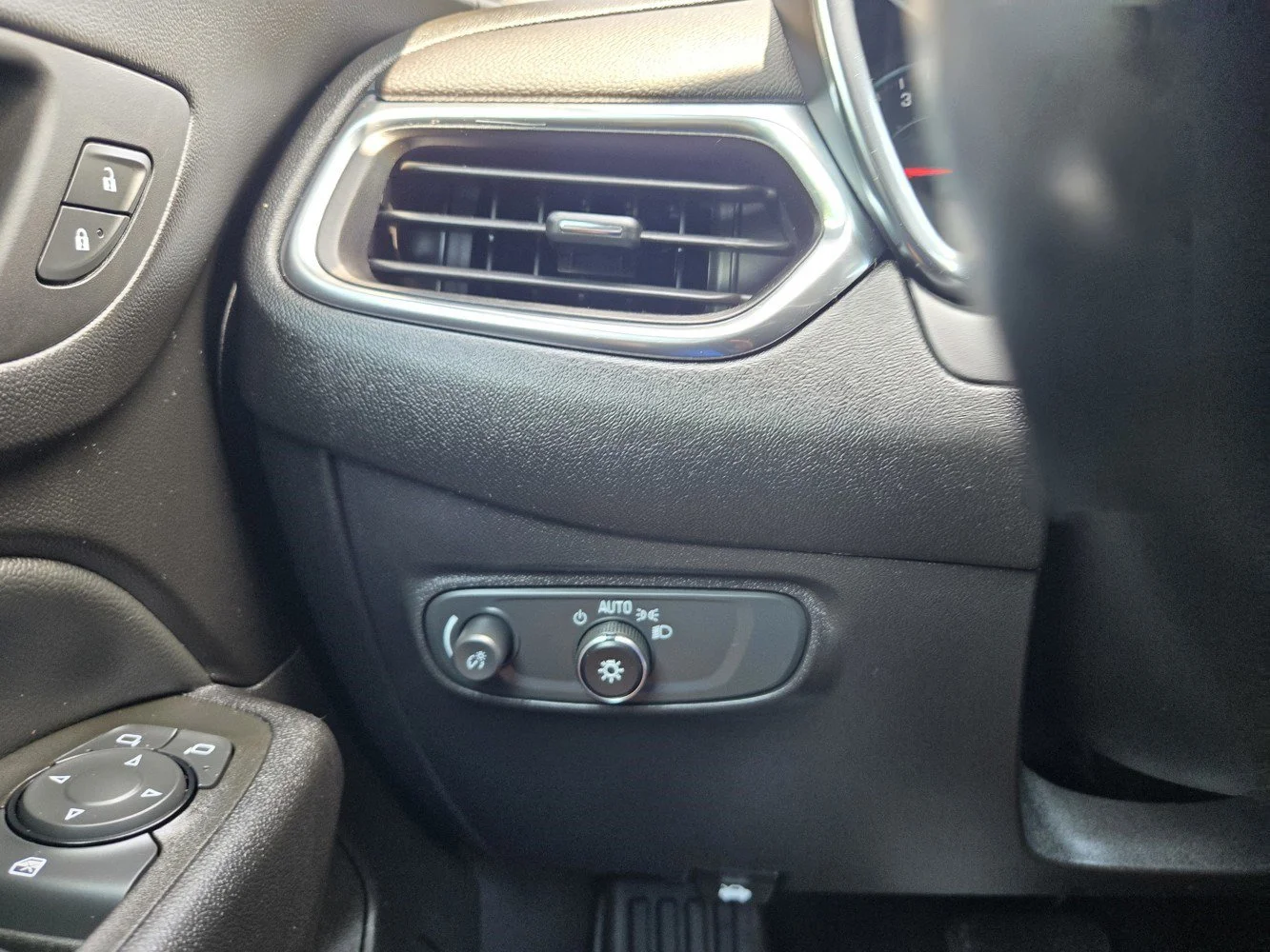 2024 Chevrolet Equinox LT - Photo 21