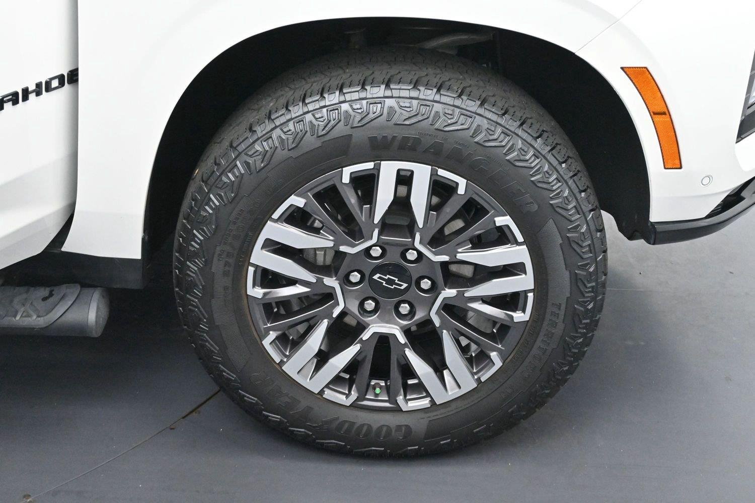 Used 2025 Iridescent Pearl Tricoat Chevrolet Z71 image 34