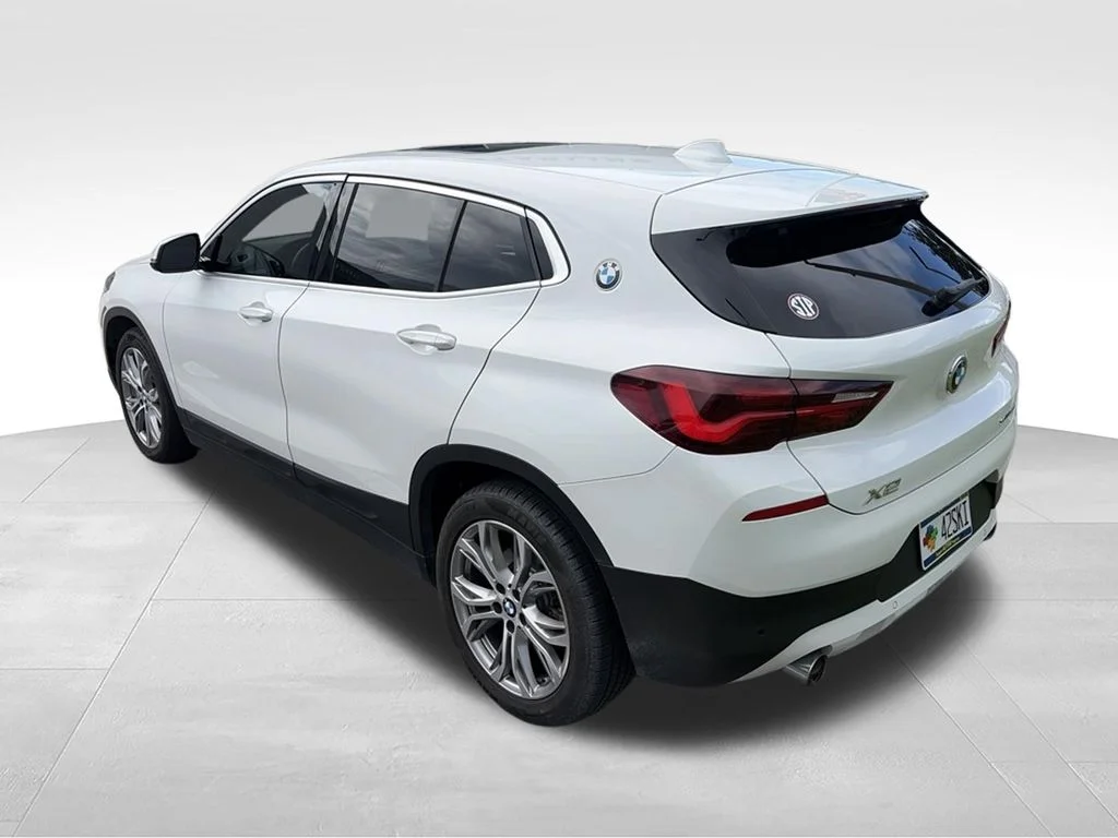 Used 2022 White BMW sDrive28i image 4