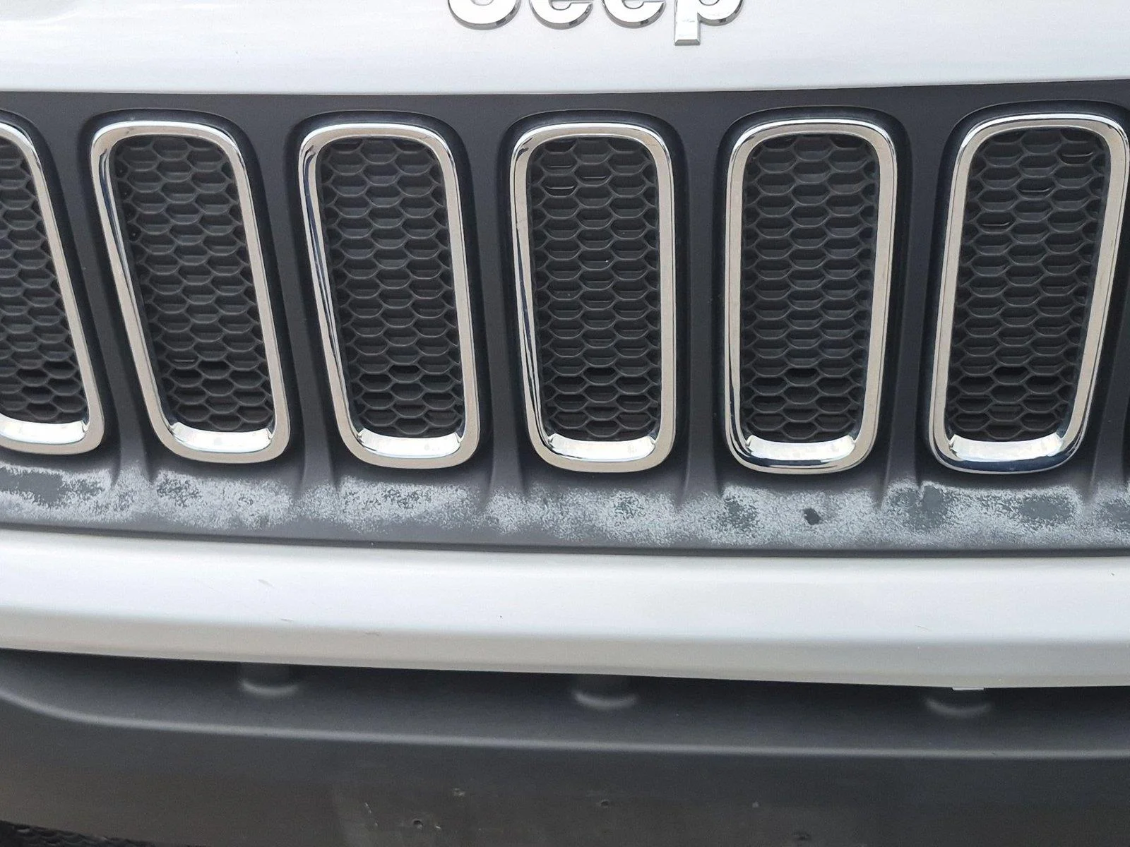 Used 2018 Glacier Metallic Jeep Sport image 13