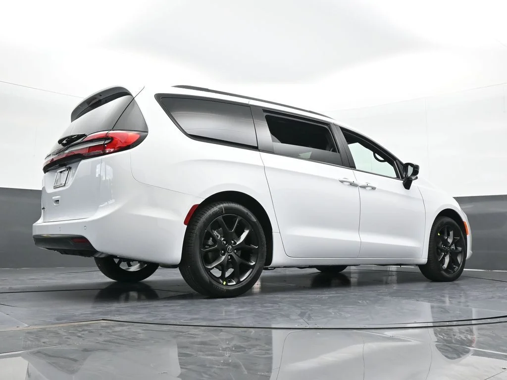 New 2026 Bright White Clear-Coat Exterior Paint Chrysler Select image 59