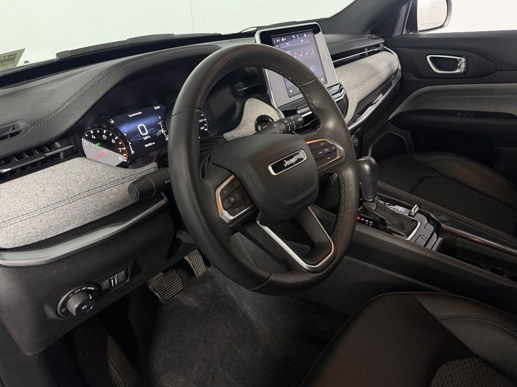 Used 2025 White Jeep Latitude image 20