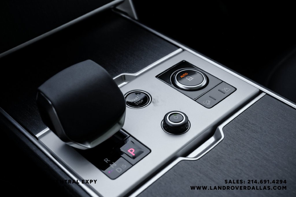 New 2027 Santorini Black Metallic Land Rover SE image 30