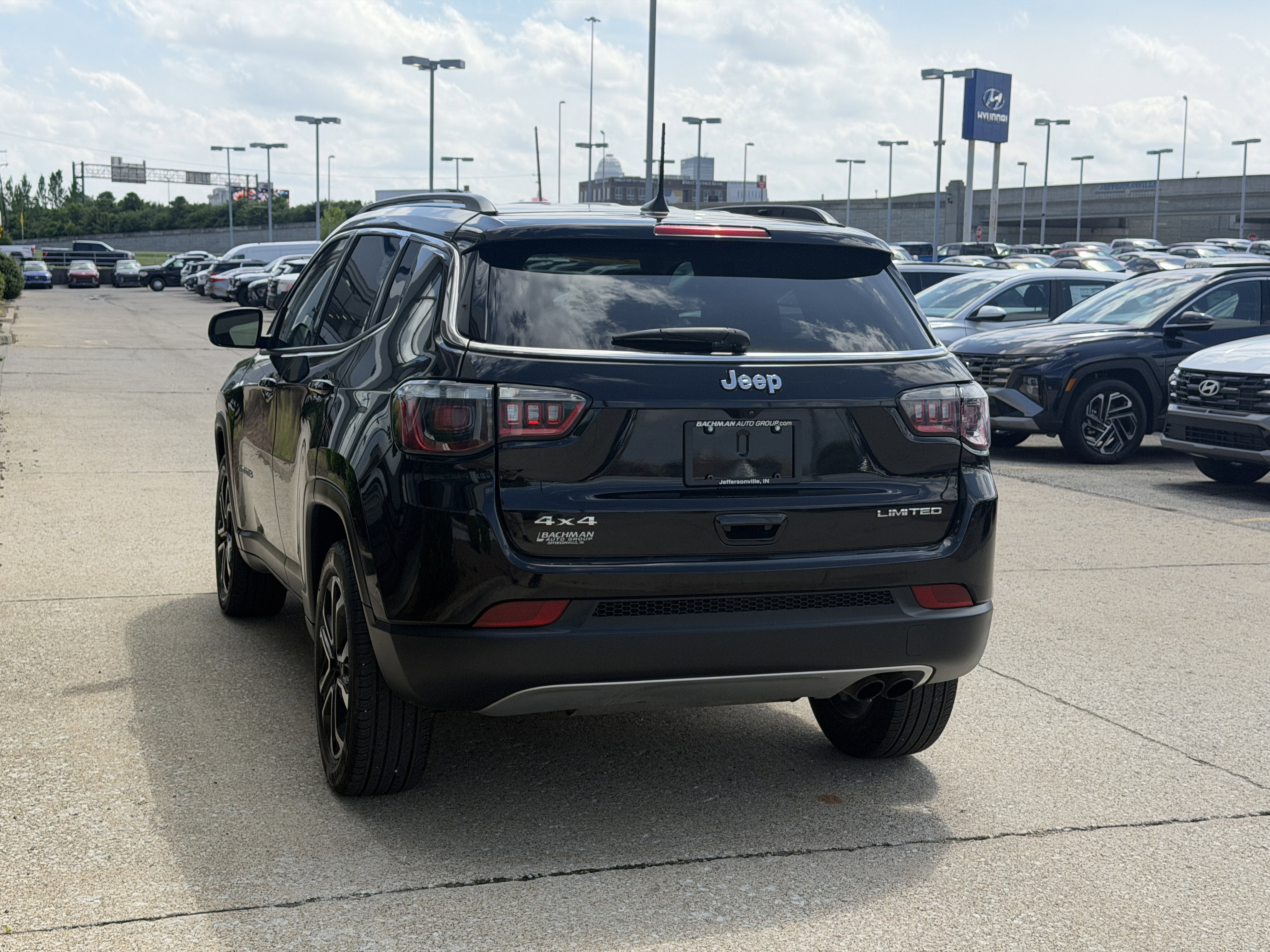 Used 2022 Diamond Black Crystal Pearlcoat Jeep Limited image 7