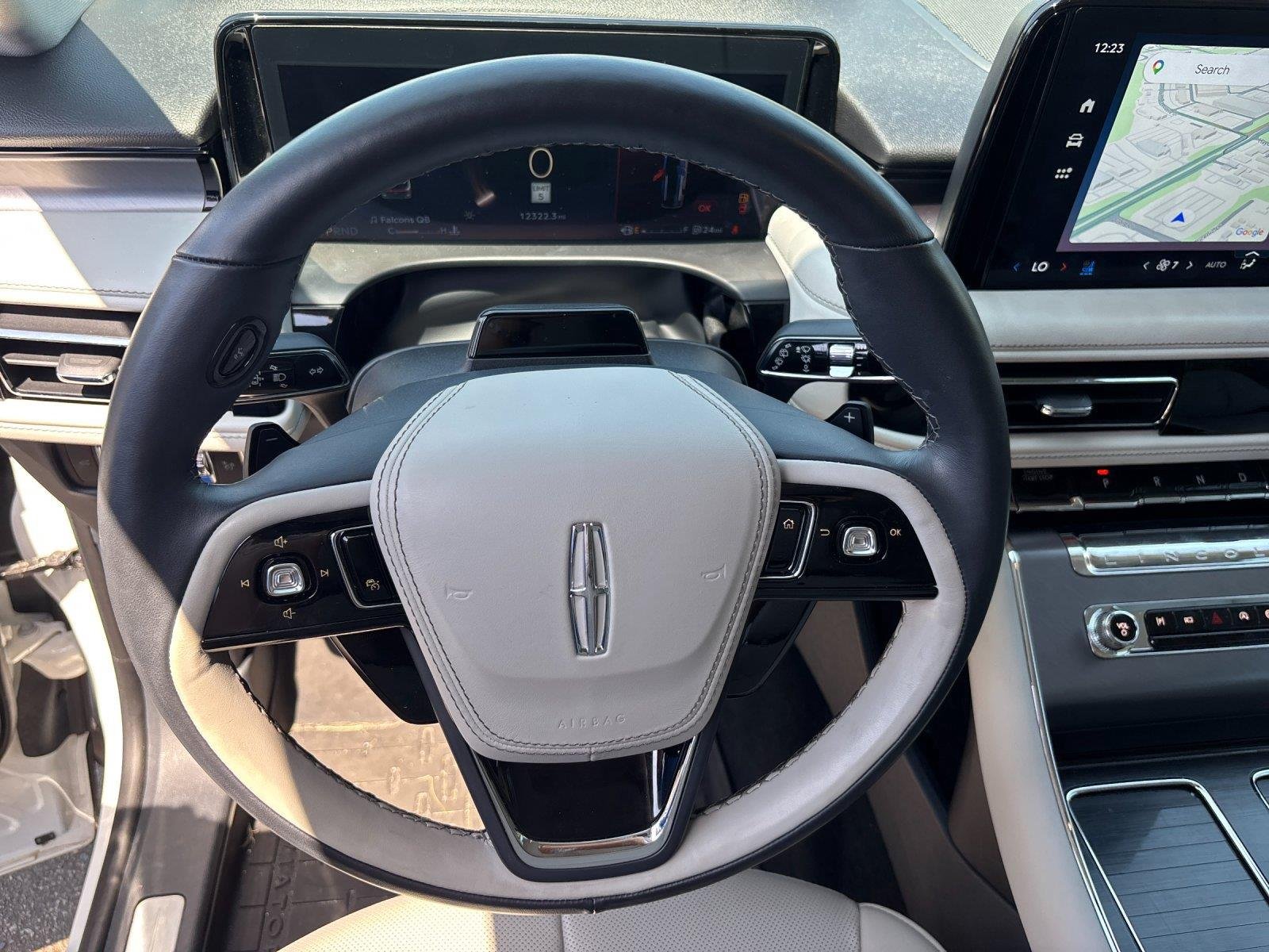 Used 2025 Pristine White Metallic Tri-Coat Lincoln Premiere image 18