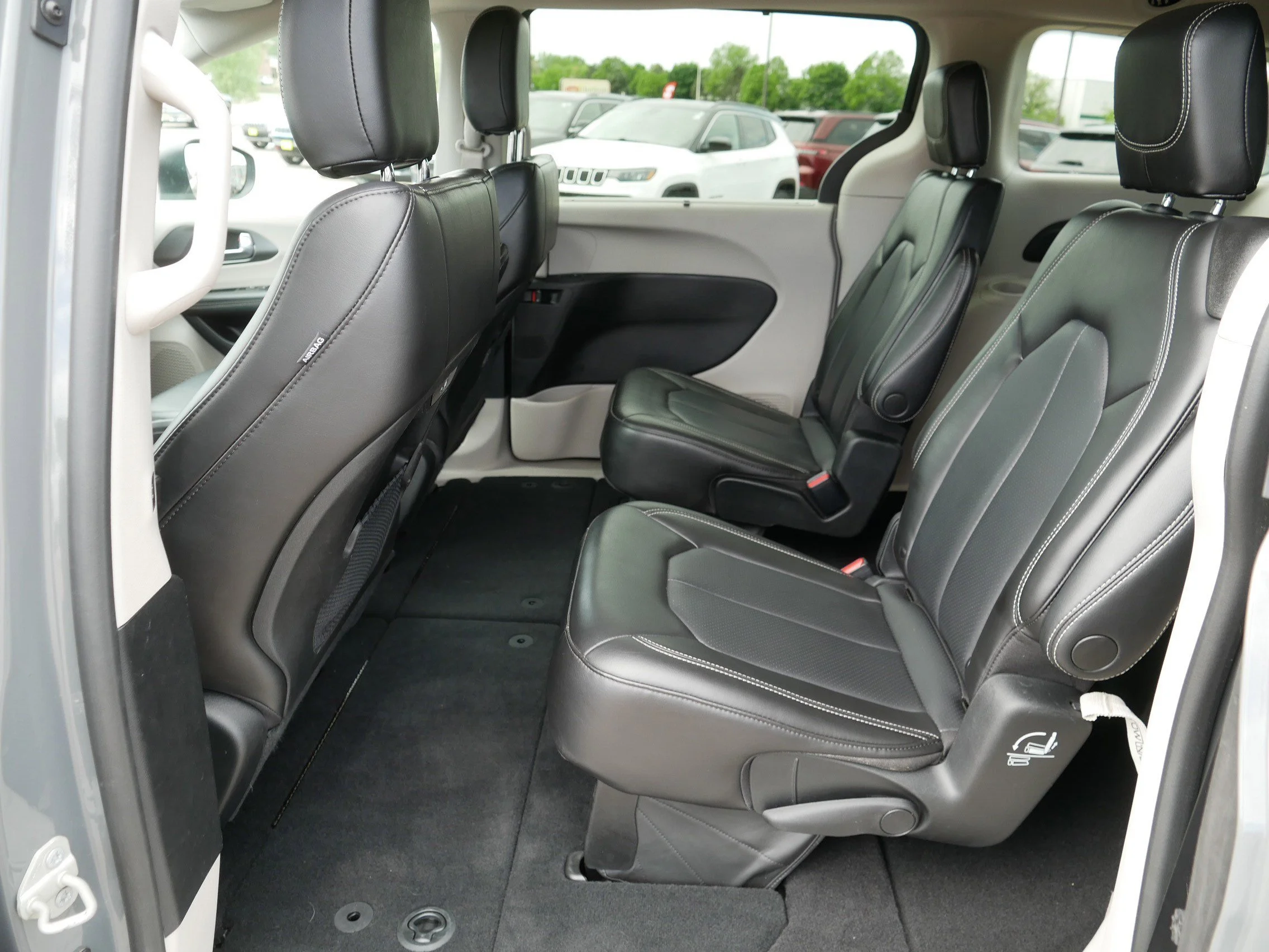 Used 2023 Ceramic Gray Clearcoat Chrysler Touring L image 34