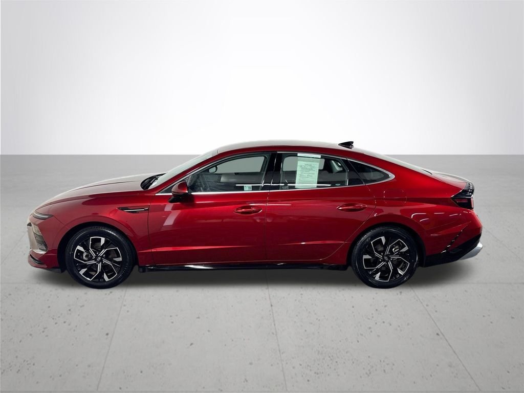 Used 2025 Red Hyundai SEL image 9