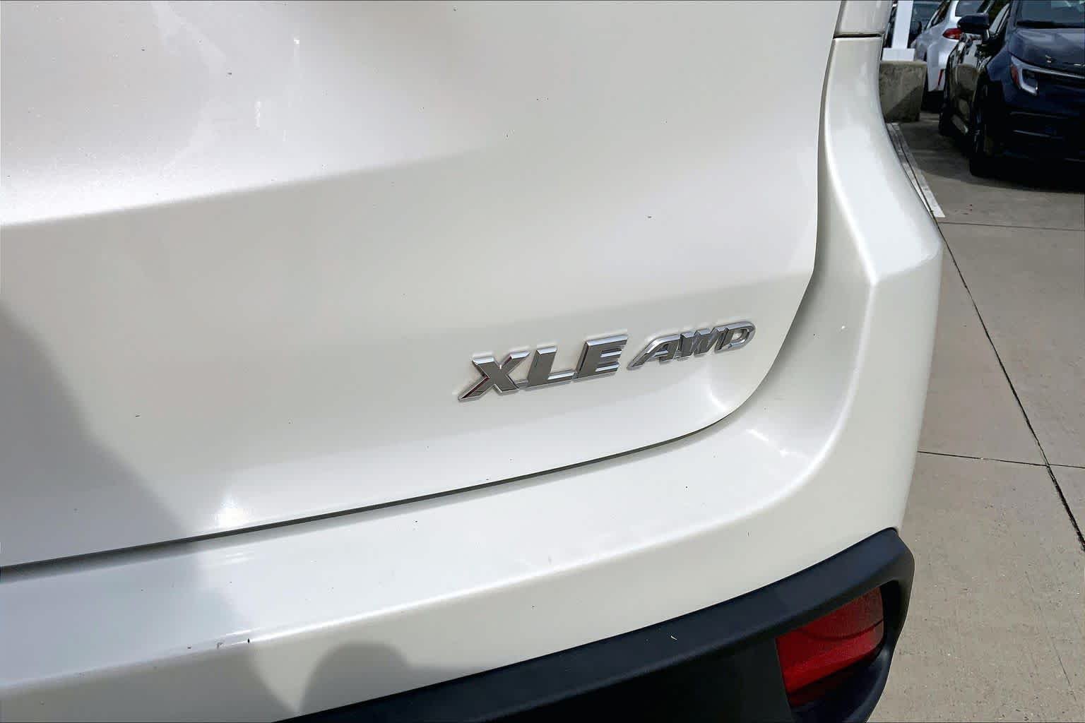 Used 2019 Blizzard Pearl Toyota XLE image 10