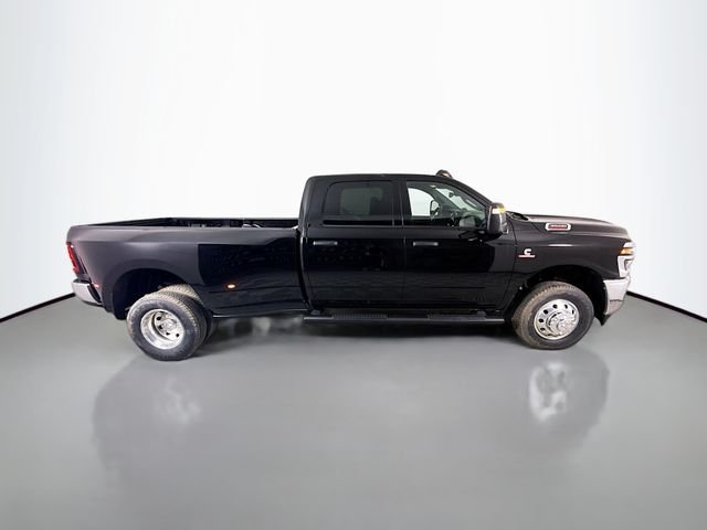 New 2026 Diamond Black Crystal Pearl-Coat Exterior Paint RAM Tradesman image 8