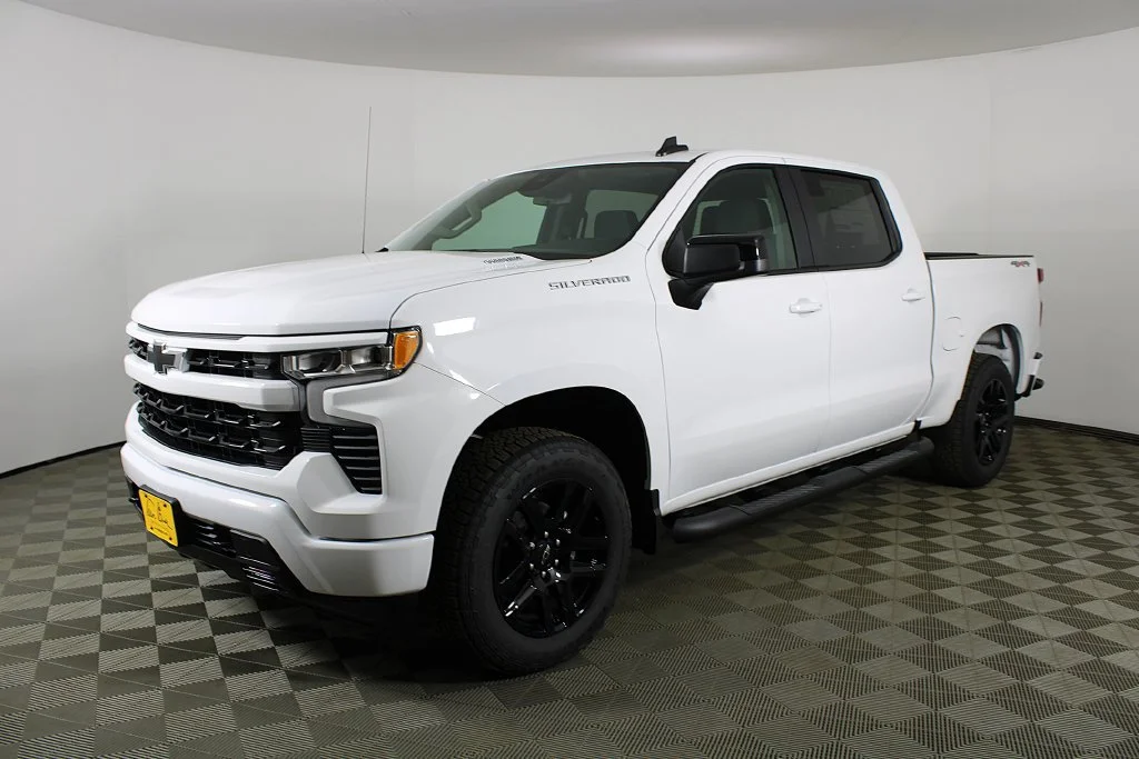 New 2026 Summit White Chevrolet RST image 3