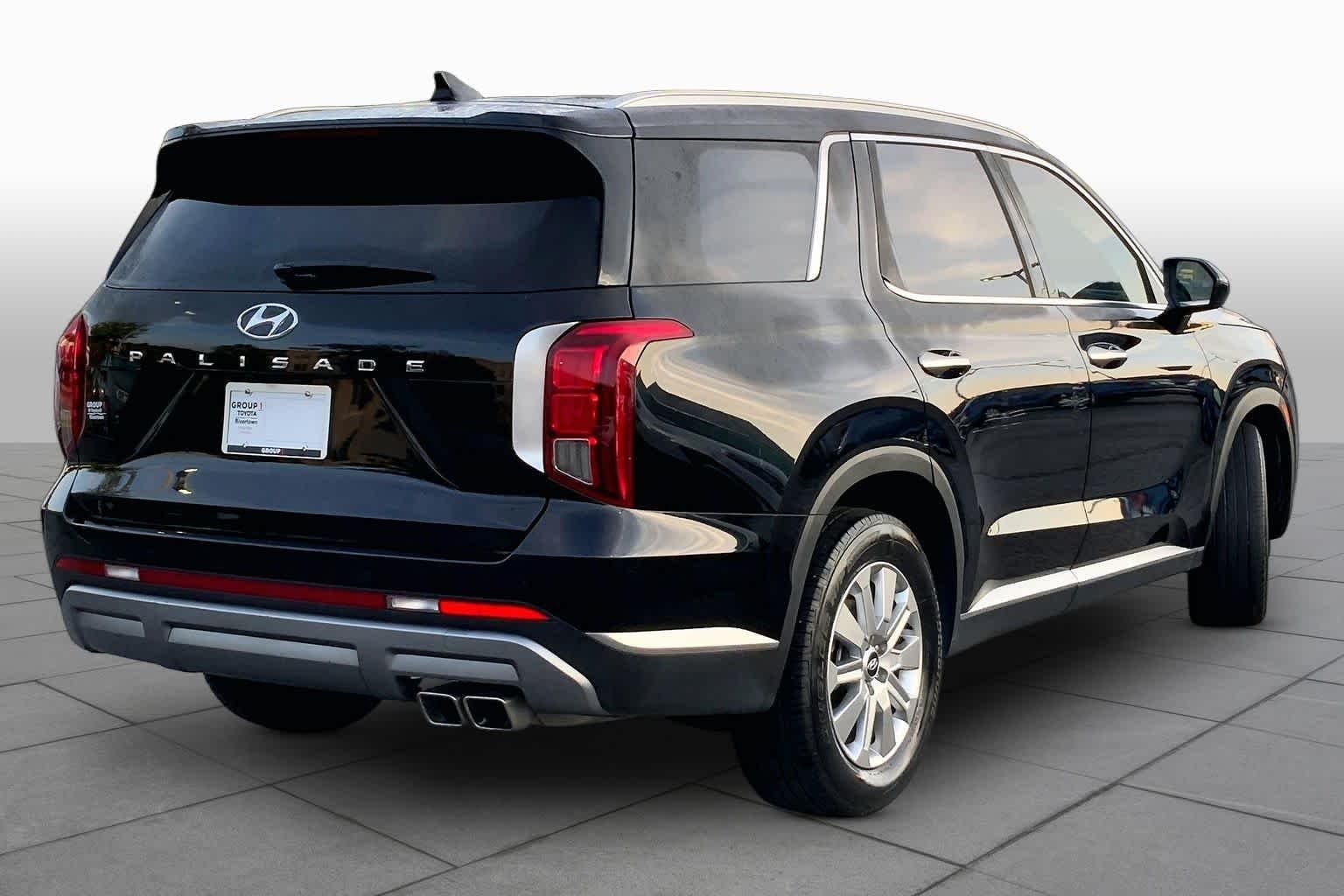 Used 2024 Abyss Black Pearl Hyundai SEL 7P image 12