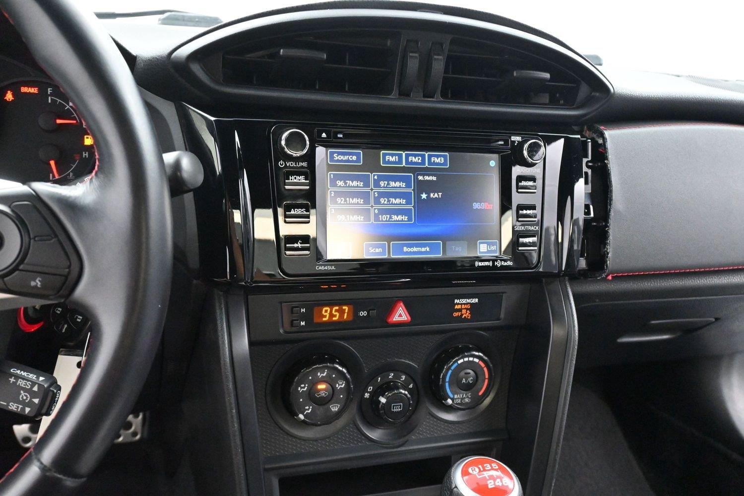 Used 2018  Subaru Premium image 17