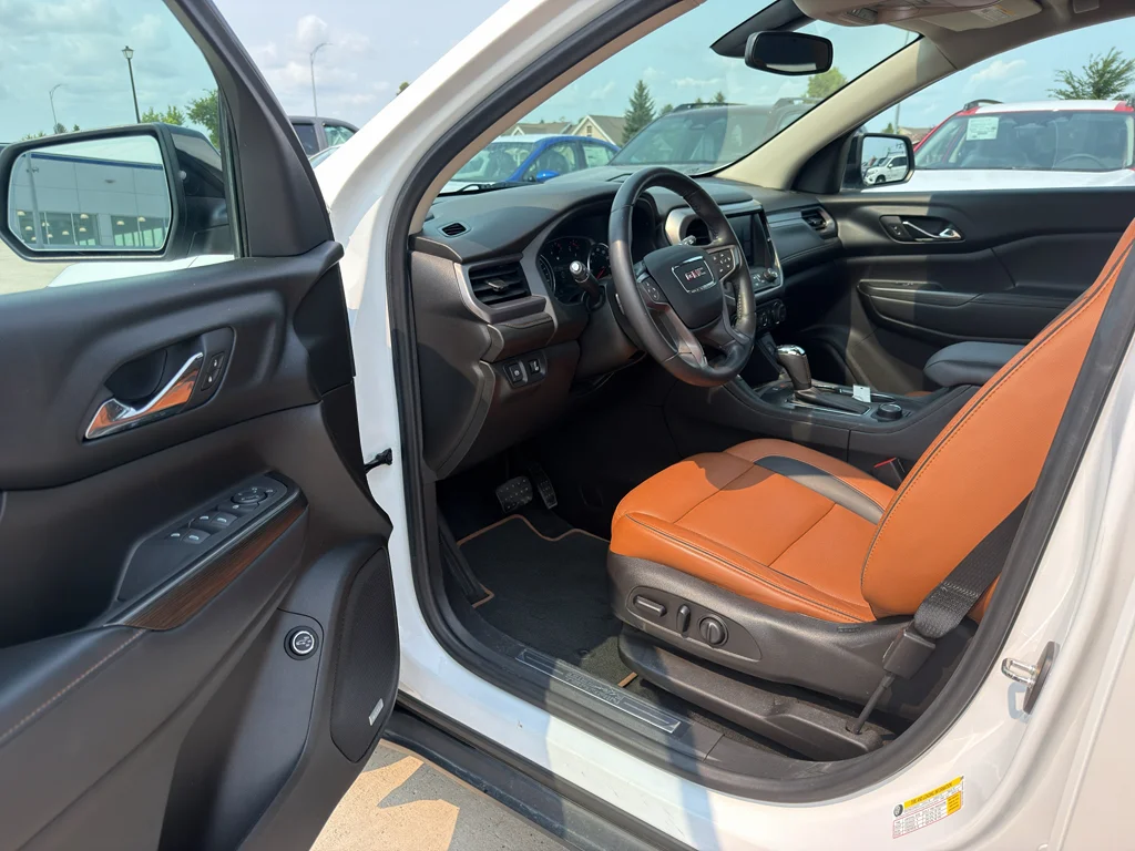 Used 2018 White Frost Tricoat GMC SLT image 12