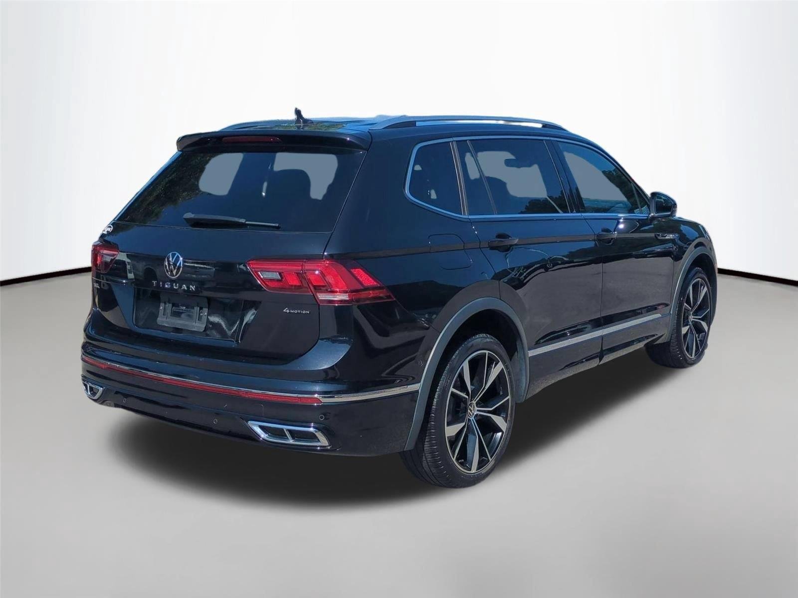 Used 2023  Volkswagen SEL R-Line image 5