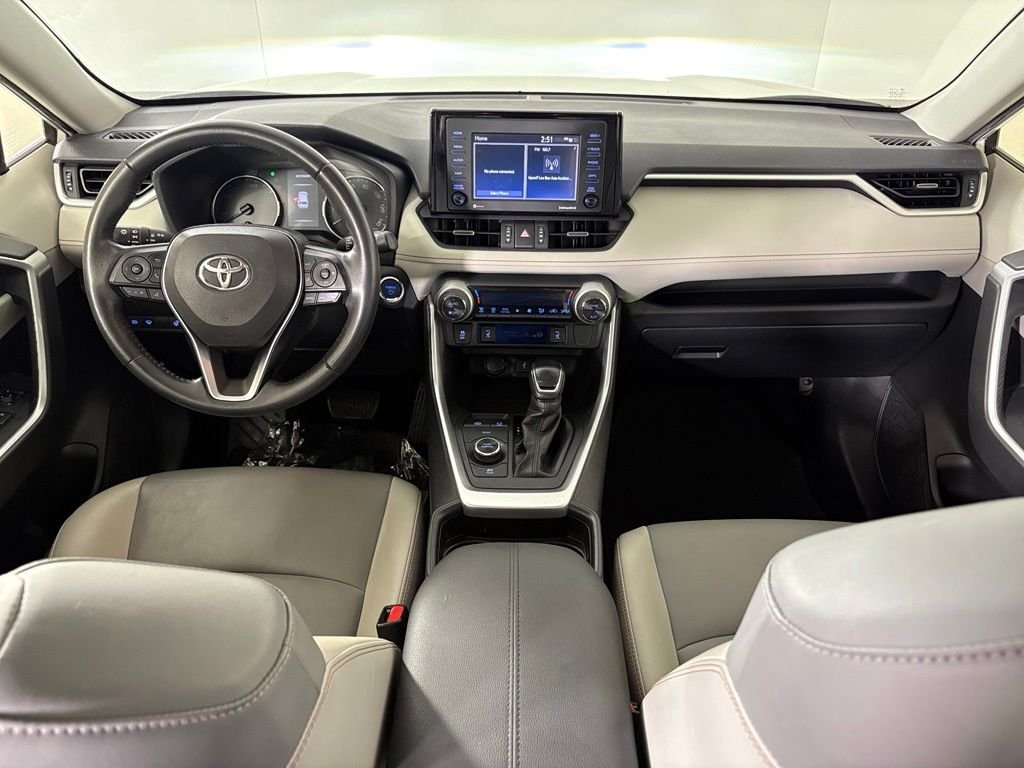 Used 2021 White Toyota XLE Premium image 33