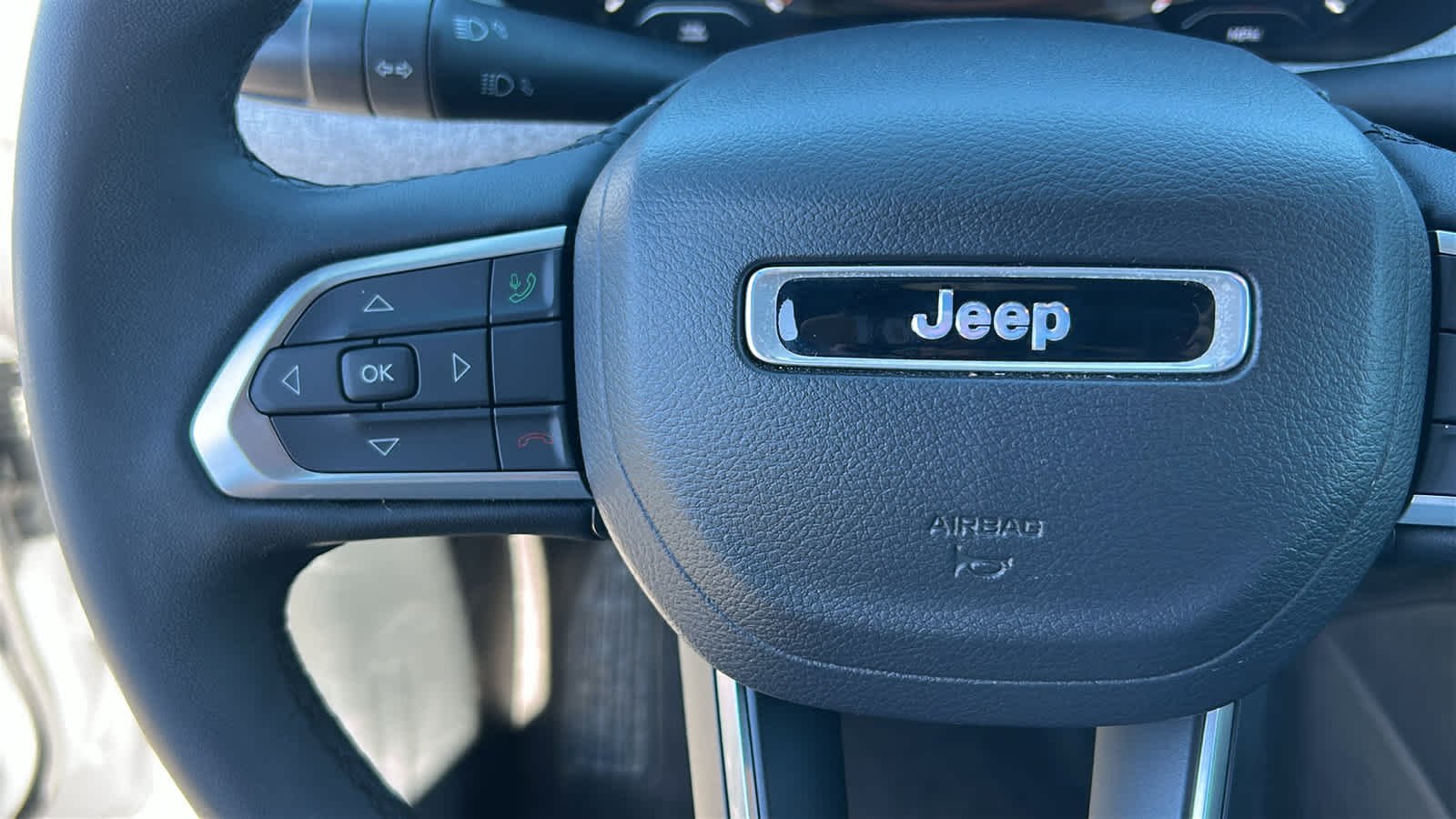 Used 2024 Silver Zynith Metallic Clearcoat Jeep Latitude image 19