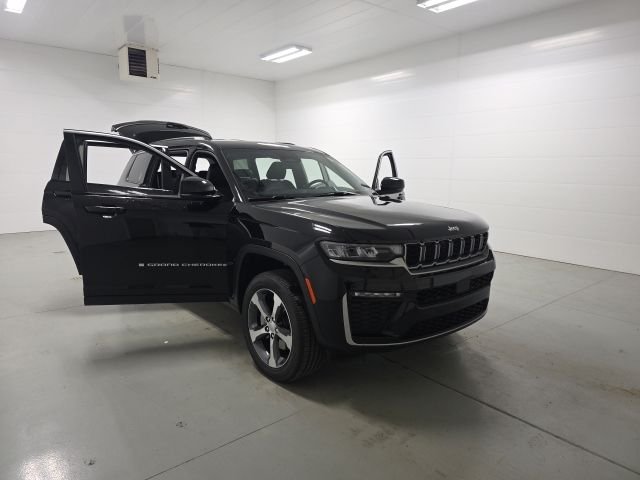 New 2026 Diamond Black Crystal Pearl-Coat Exterior Paint Jeep Limited image 8