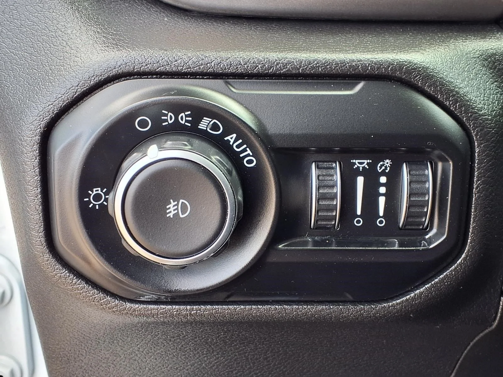 Used 2020 White Jeep Sport S image 24