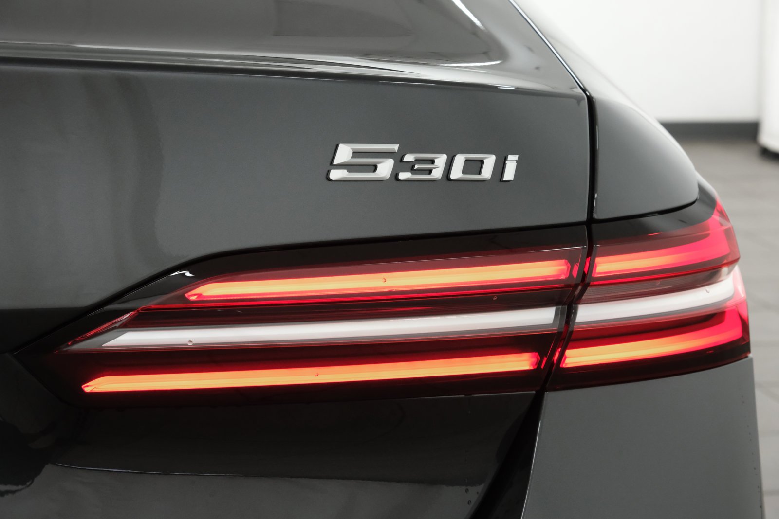 New 2027 Dark Graphite Metallic BMW 530i xDrive image 5