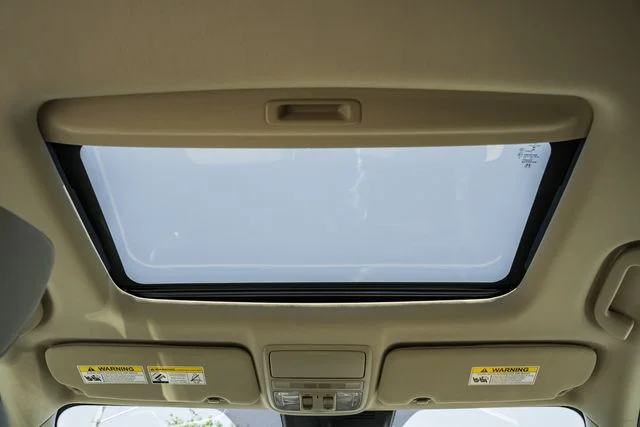 Used 2022 White Honda EX image 32