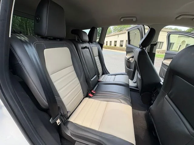 Used 2019 White Platinum Clearcoat Metallic Ford SEL image 17