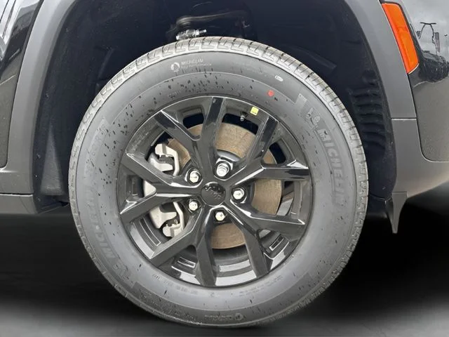New 2026 Diamond Black Crystal Pearl-Coat Exterior Paint Jeep Altitude image 26
