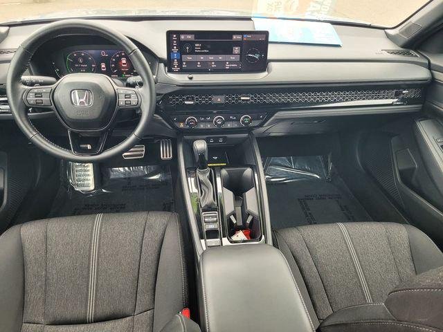 Used 2025  Honda Sport image 16
