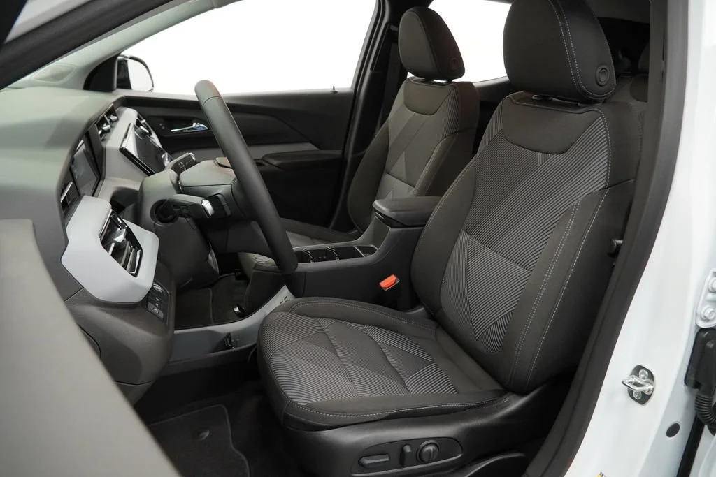 New 2027 Summit White Chevrolet LT image 6