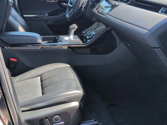 Used 2021  Land Rover R-Dynamic SE image 29