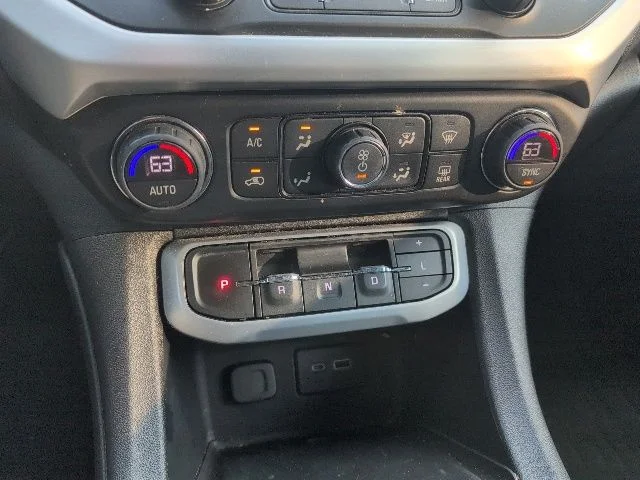 Used 2020 White GMC SLE image 22
