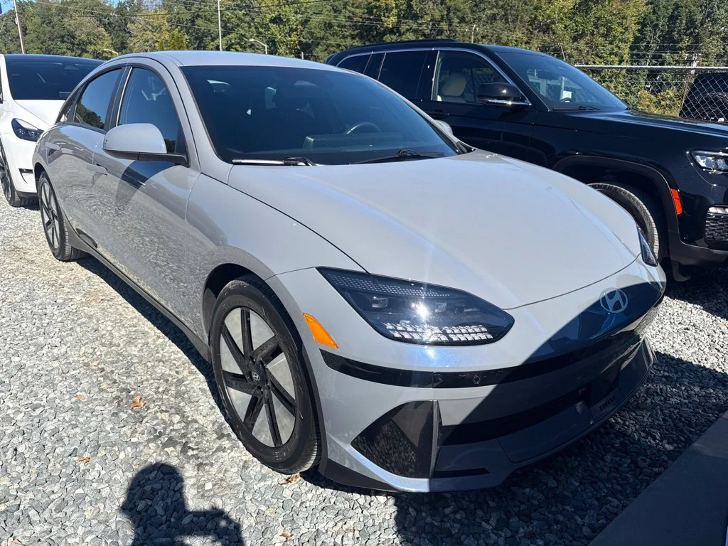Used 2024 Blue Hyundai SE image 2