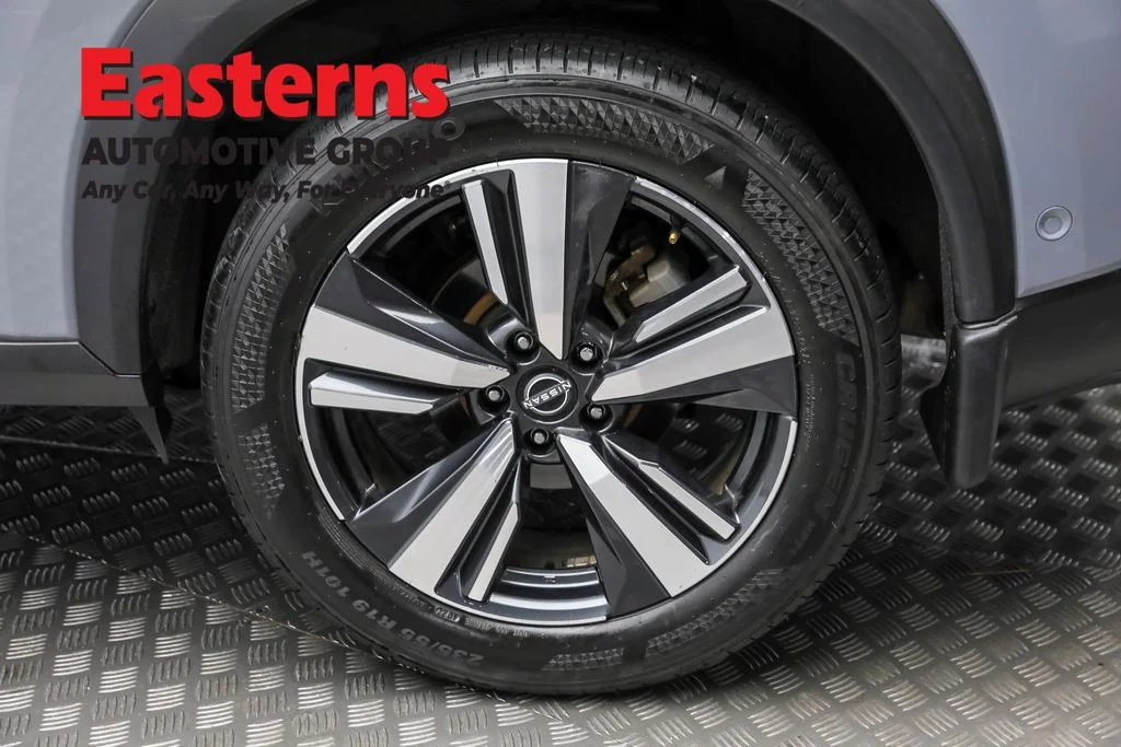Used 2023 Gray Nissan SL image 8